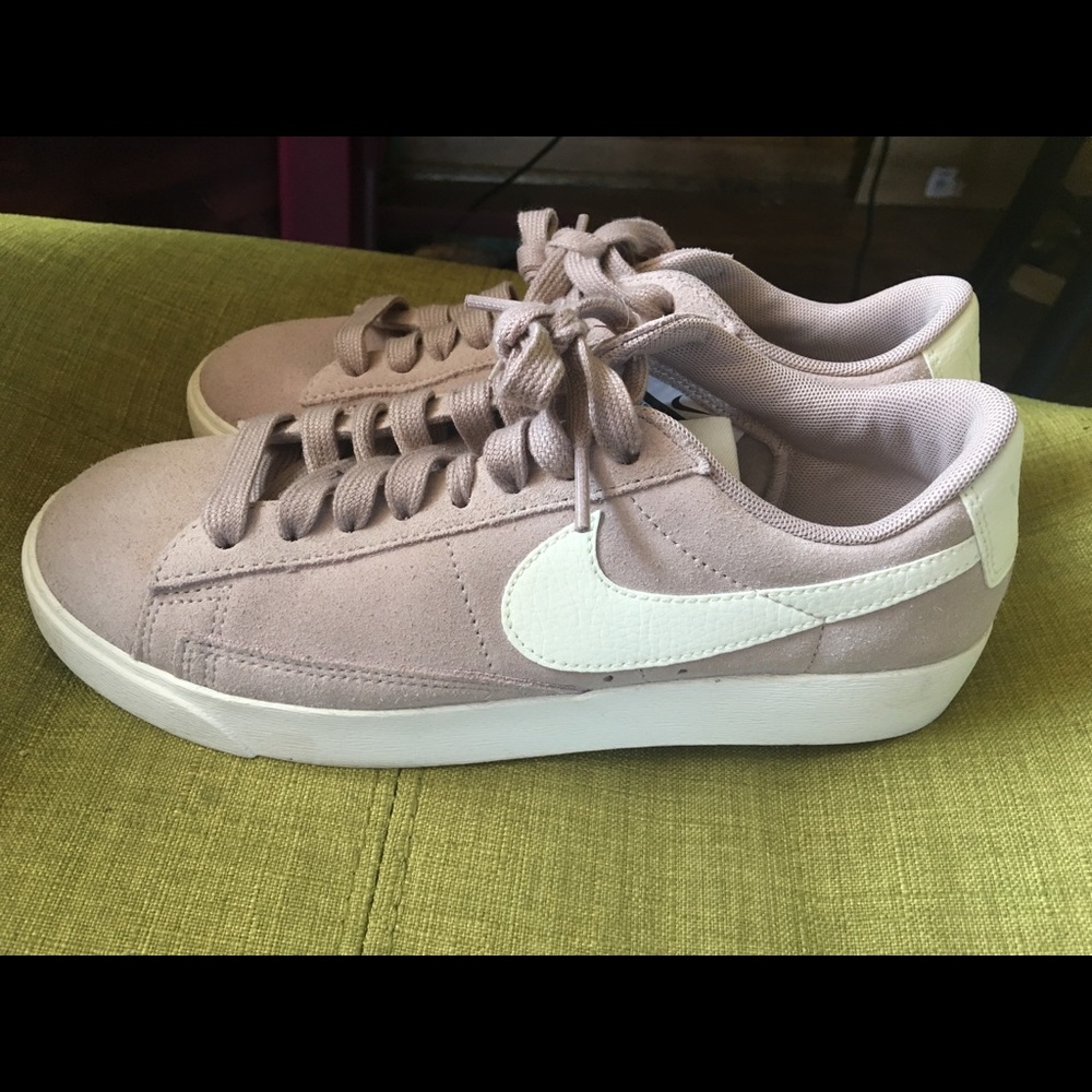 Nike Women’s Blazer Low Suede Diffused Taupe Sz 6